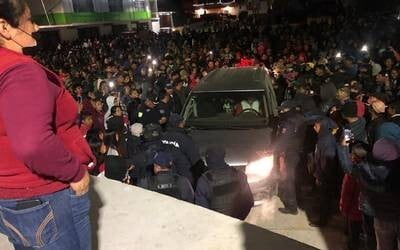 Video: Vecinos de Amecameca retienen a 9 presuntos santeros que realizaban ritual